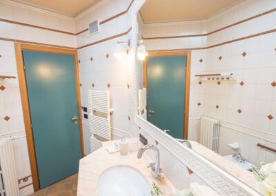 Elegante bagno comune in B&B la Via Francigena Assisi